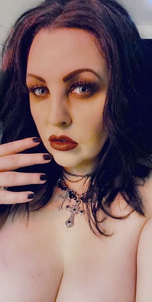 @bustygothgirlfriend