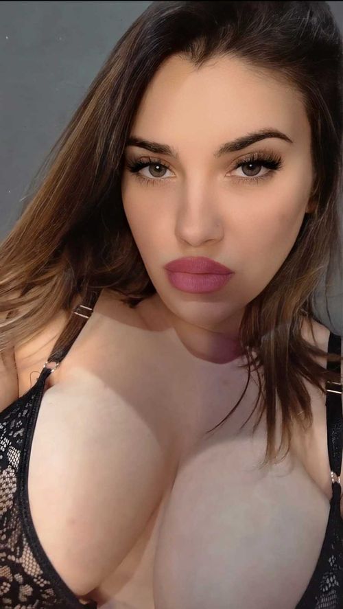 @misschiarax