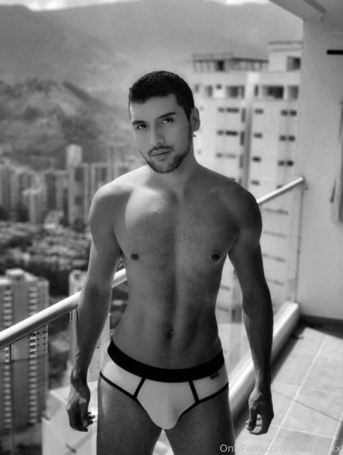 @aronmaxxx