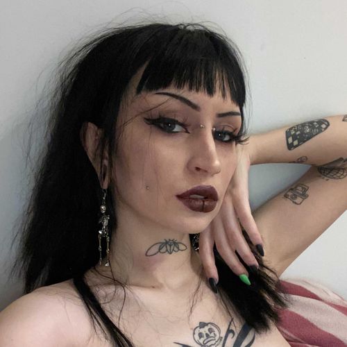 @cleopeach