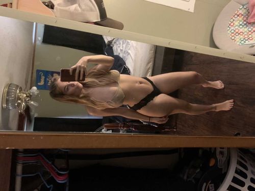 sneekpeeklee nude