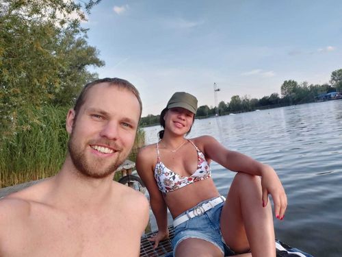 @crazyfacesittingcouple
