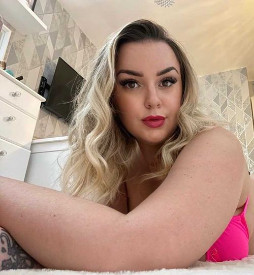 @curvygirllou