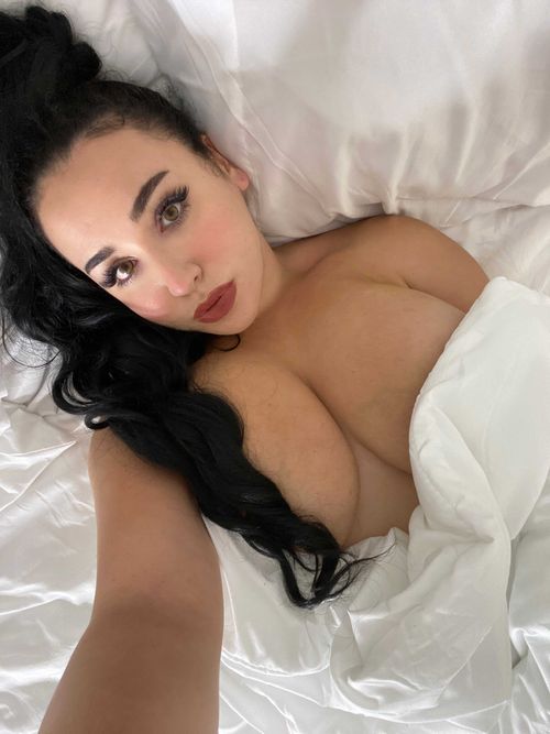 @curvyqueentana