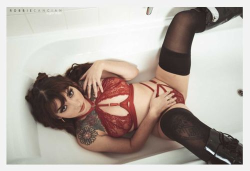 gutterhoe nude