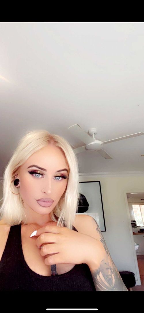 @hollyemx