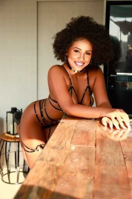 kellymedeiros nude