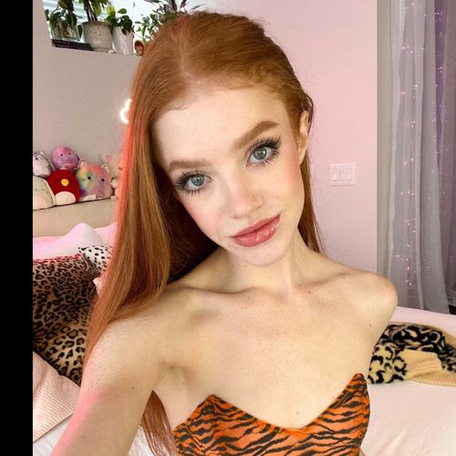 @lilredzoe
