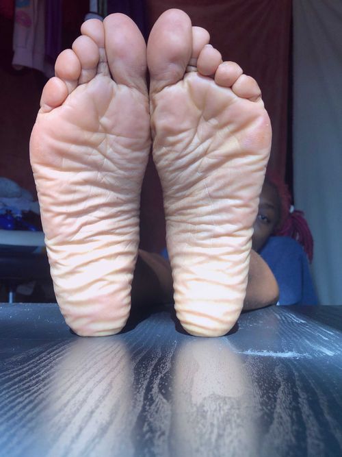 @littleebonyfeet