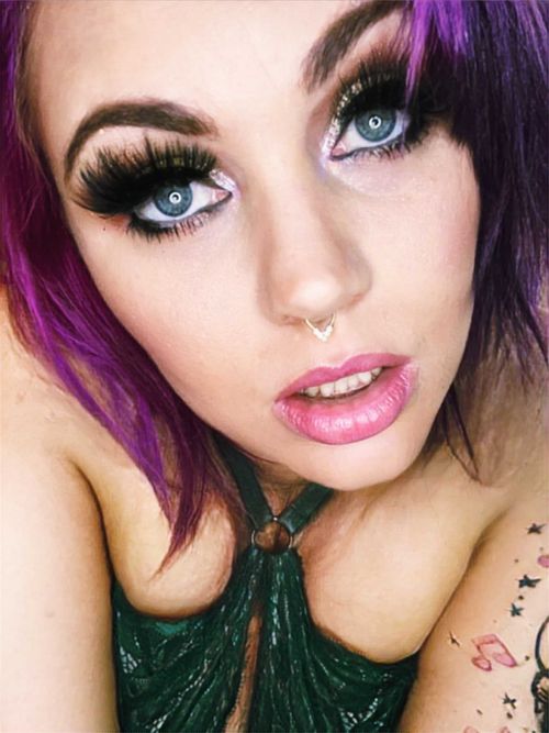 @pinkhairedpinup