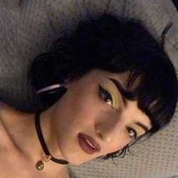 @queenaddie