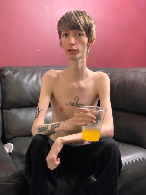 @shelovestheneck