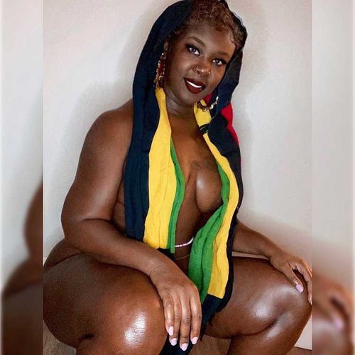 @squishybootyq