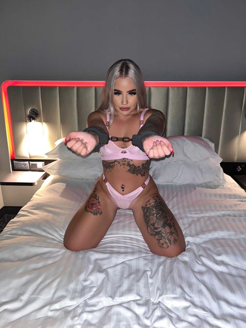 @tattooedblondee