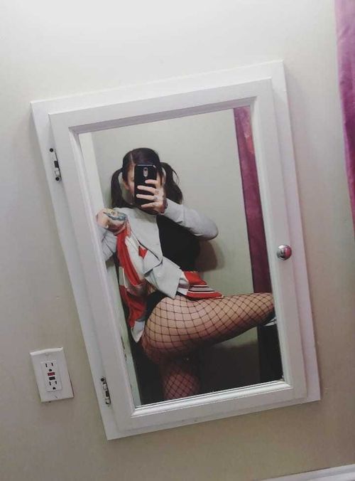 @theellehell