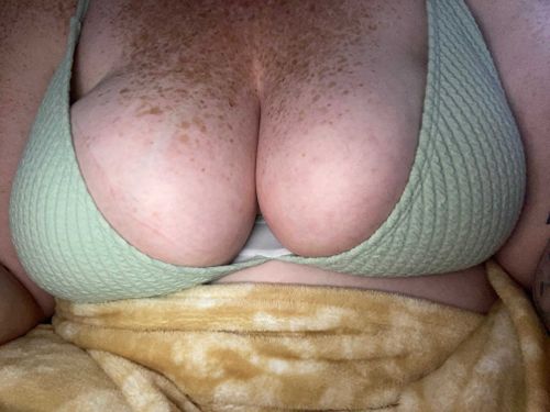 @theonewiththebigtits nude theonewiththebigtits nude